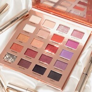 ICONIC LONDON Desk to Dance Eyeshadow Palette